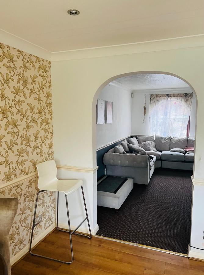 Clove, 3-4 Bed House With Garden, Free Parking, Sleeps 9 In Grays & Chafford Hundred Stifford Eksteriør billede