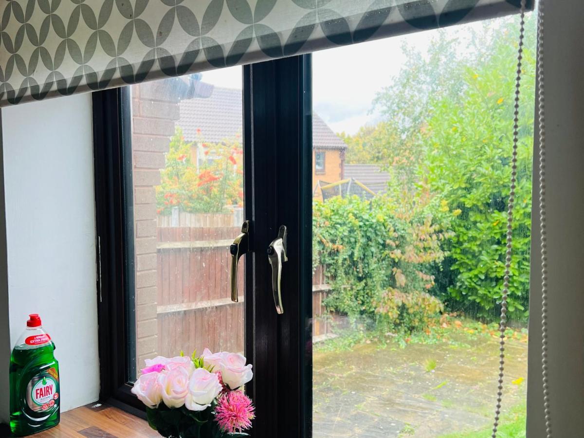 Clove, 3-4 Bed House With Garden, Free Parking, Sleeps 9 In Grays & Chafford Hundred Stifford Eksteriør billede