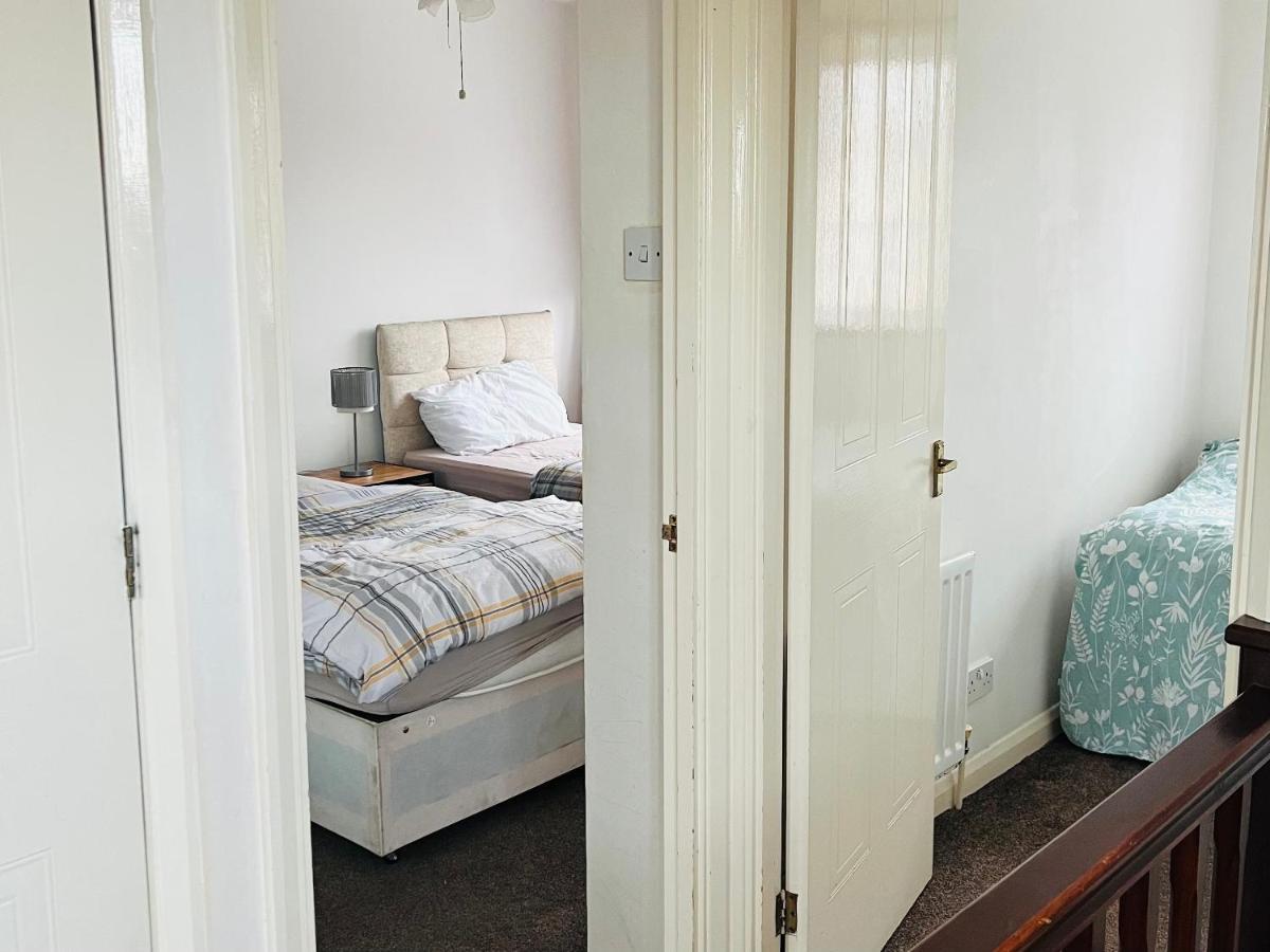 Clove, 3-4 Bed House With Garden, Free Parking, Sleeps 9 In Grays & Chafford Hundred Stifford Eksteriør billede