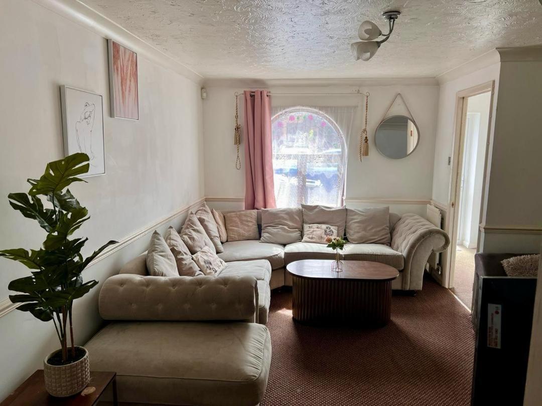 Clove, 3-4 Bed House With Garden, Free Parking, Sleeps 9 In Grays & Chafford Hundred Stifford Eksteriør billede