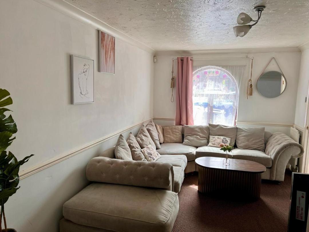 Clove, 3-4 Bed House With Garden, Free Parking, Sleeps 9 In Grays & Chafford Hundred Stifford Eksteriør billede
