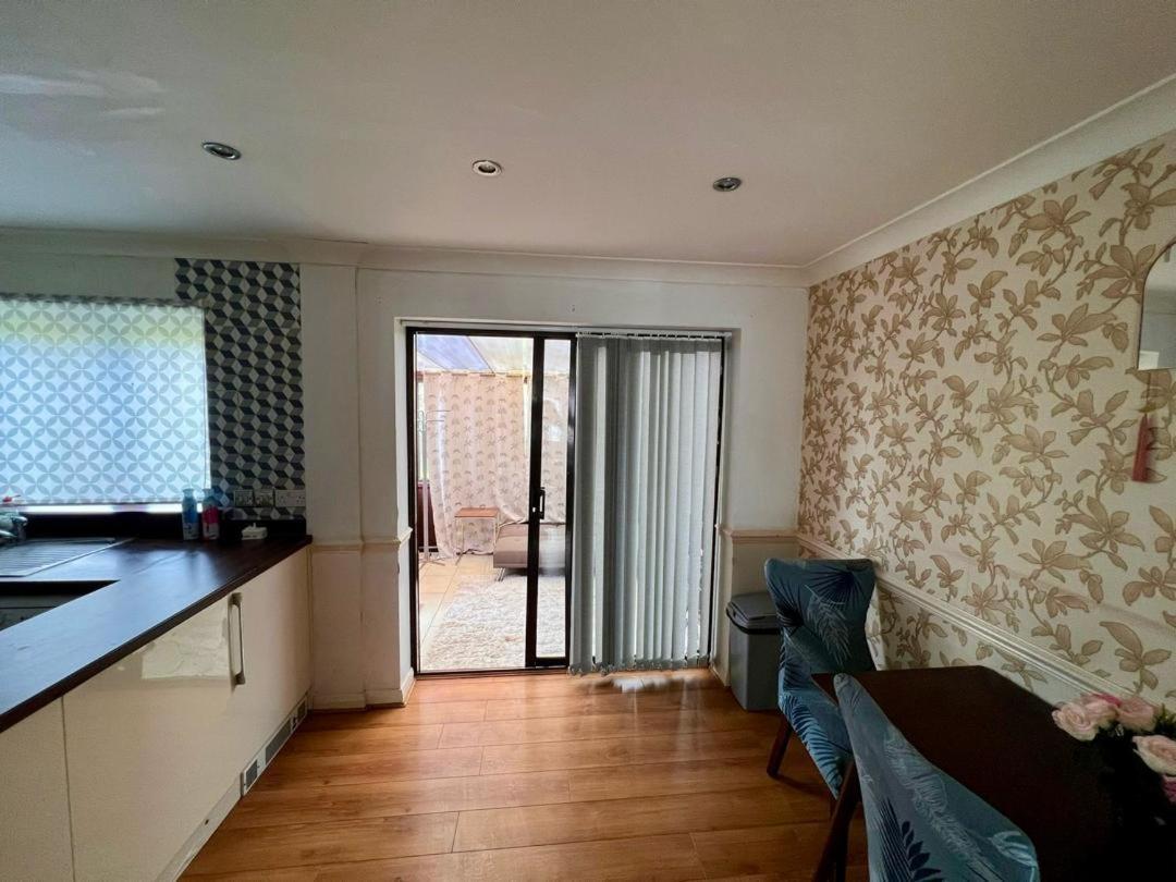Clove, 3-4 Bed House With Garden, Free Parking, Sleeps 9 In Grays & Chafford Hundred Stifford Eksteriør billede