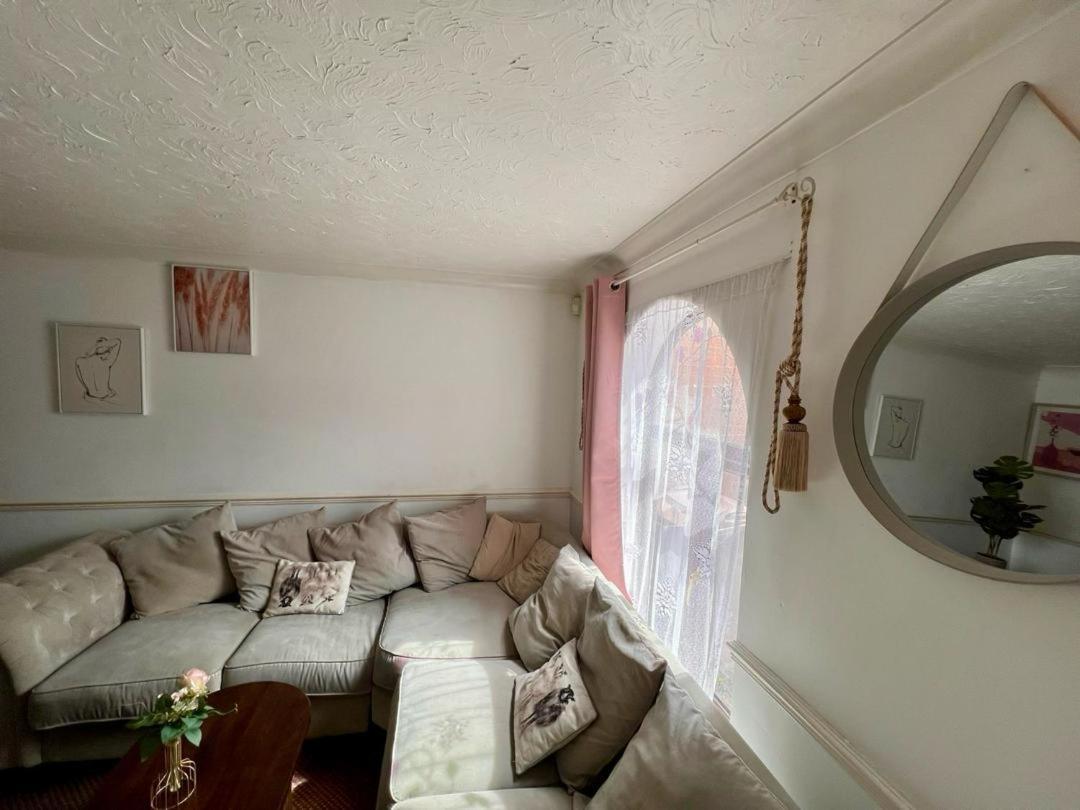 Clove, 3-4 Bed House With Garden, Free Parking, Sleeps 9 In Grays & Chafford Hundred Stifford Eksteriør billede