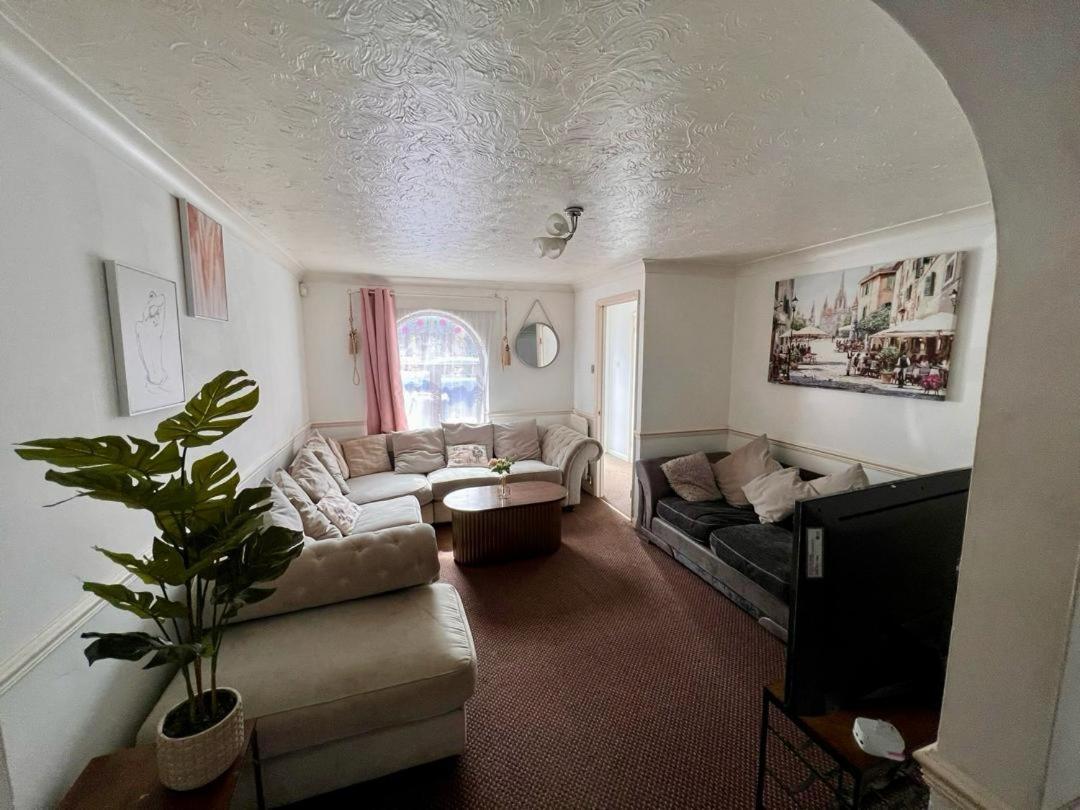 Clove, 3-4 Bed House With Garden, Free Parking, Sleeps 9 In Grays & Chafford Hundred Stifford Eksteriør billede