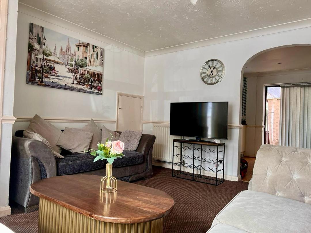 Clove, 3-4 Bed House With Garden, Free Parking, Sleeps 9 In Grays & Chafford Hundred Stifford Eksteriør billede