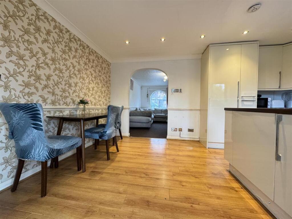 Clove, 3-4 Bed House With Garden, Free Parking, Sleeps 9 In Grays & Chafford Hundred Stifford Eksteriør billede