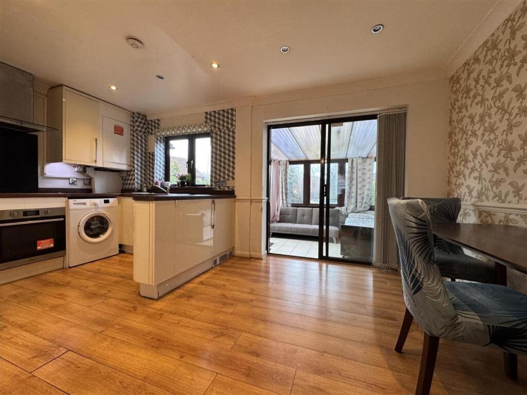 Clove, 3-4 Bed House With Garden, Free Parking, Sleeps 9 In Grays & Chafford Hundred Stifford Eksteriør billede